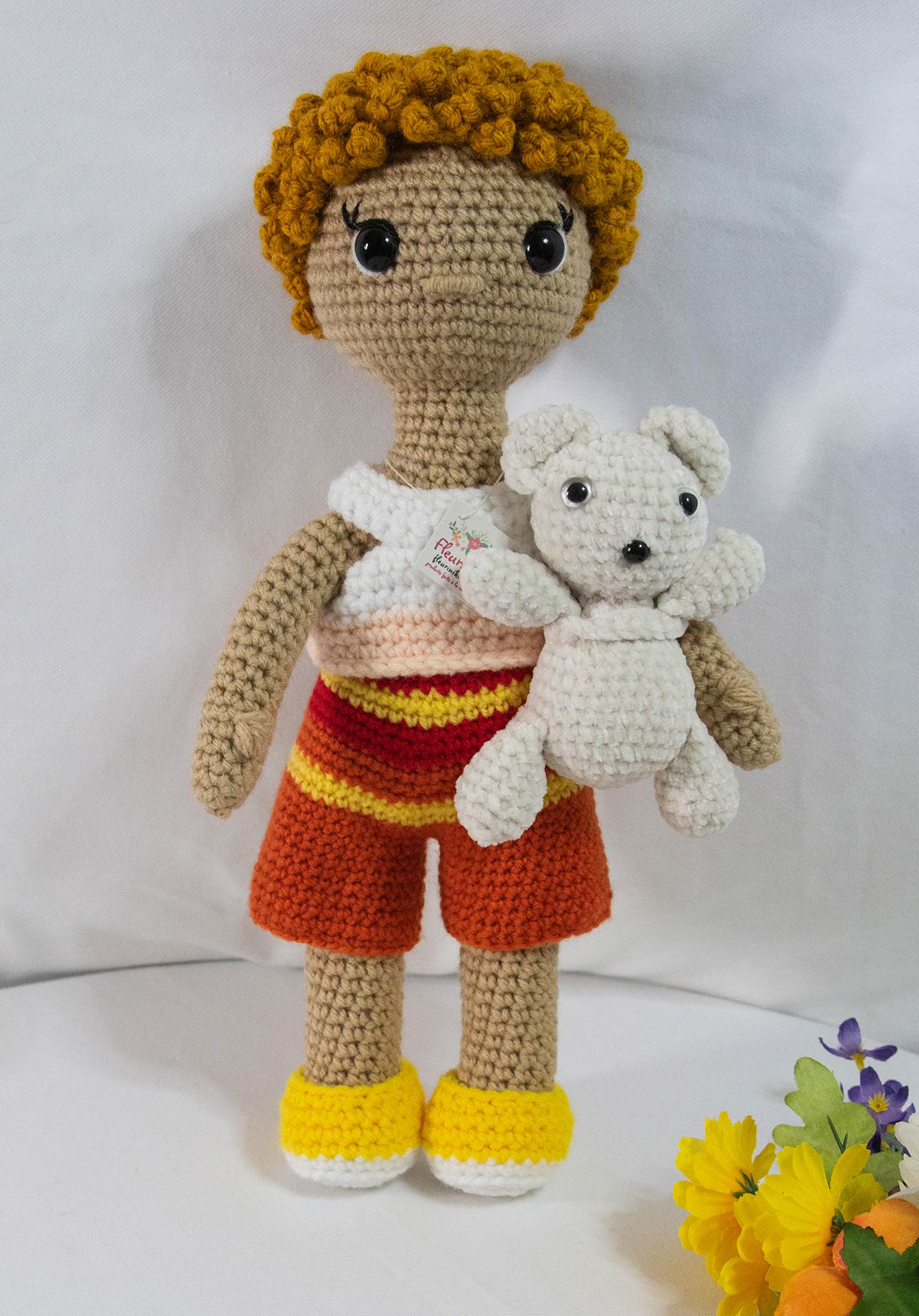 Poupée au crochet avec petit ourson