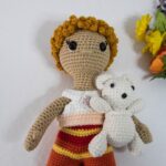 Poupée au crochet avec petit ourson