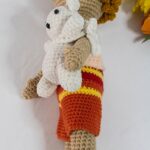 Poupée au crochet avec petit ourson