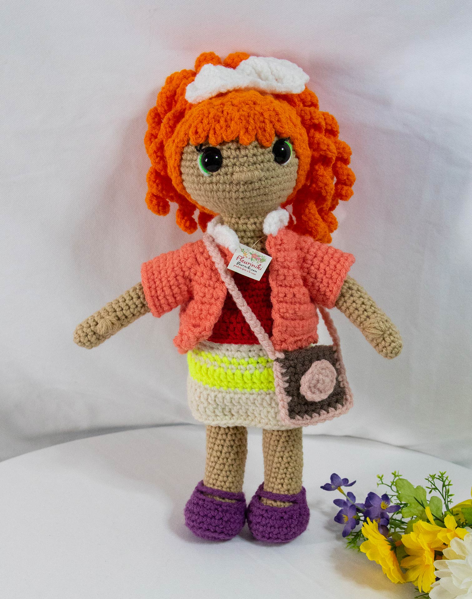 Poupée au crochet aux cheveux bouclées rouquins