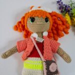 Poupée au crochet aux cheveux bouclées rouquins