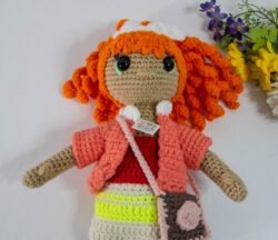 Poupée au crochet aux cheveux bouclées rouquins