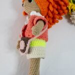 Poupée au crochet aux cheveux bouclées rouquins