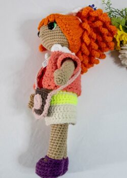 Poupée au crochet aux cheveux bouclées rouquins