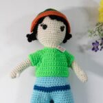 Poupée au crochet avec bonnet pointu