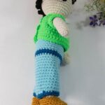 Poupée au crochet avec bonnet pointu