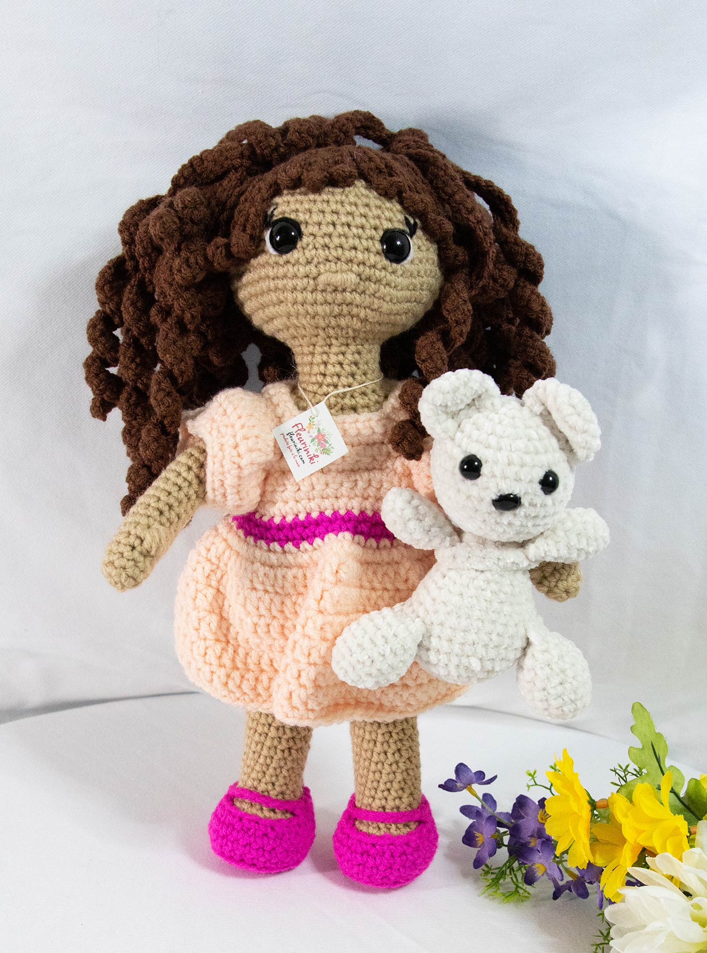 Poupée au crochet avec un mignon ourson