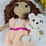 Poupée au crochet avec un mignon ourson