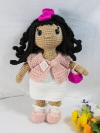 Poupée au crochet tenue de ville