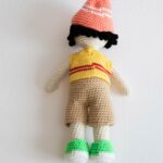 Poupée au crochet avec chapeau pointu