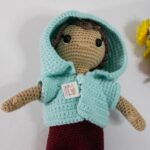 Poupée au crochet avec capuchon