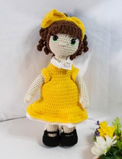 Poupée au crochet avec robe longue