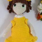 Poupée au crochet avec robe longue