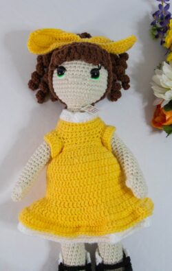 Poupée au crochet avec robe longue