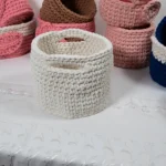 ensemble de paniers au crochet couleur blanc cassé