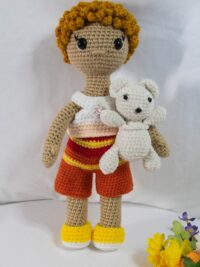 Poupée au crochet avec un petit ourson