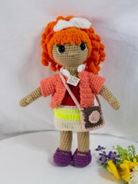 Poupée au crochet avec jupe et sac bandoulière