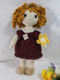 Poupée au crochet aux cheveux bouclés dorés