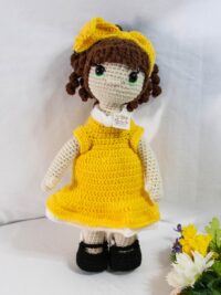 Poupée au crochet avec robe jaune longue