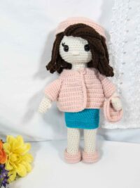 Poupée au crochet mignonne avec sac à main