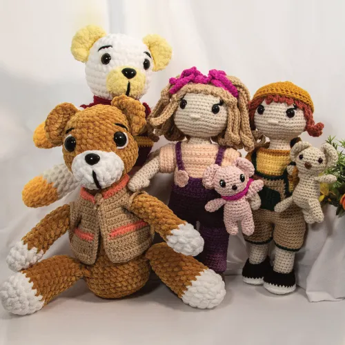 Poupées et oursons au crochet