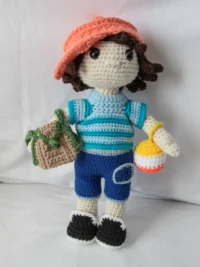 Poupée au crochet et son ballon 3 couleurs