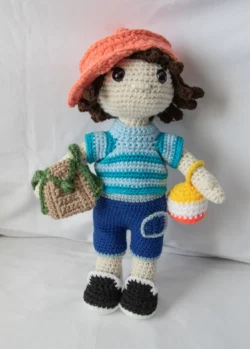 Poupée au crochet et son ballon 3 couleurs