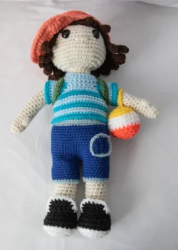 Poupée au crochet et son ballon 3 couleurs