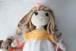 poupée au crochet et son petit ourson