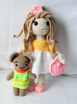 poupée au crochet et son petit ourson