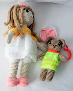 poupée au crochet et son petit ourson