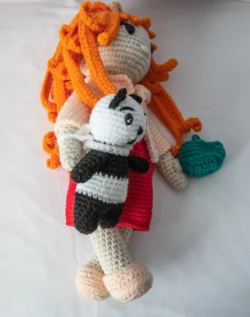 Poupée au crochet avec son petit panda