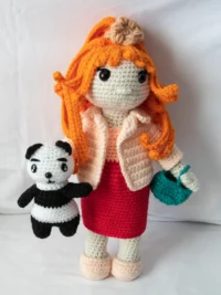 Poupée au crochet avec son petit panda