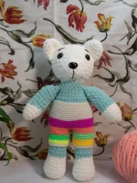 Ourson au crochet avec un pantalon coloré