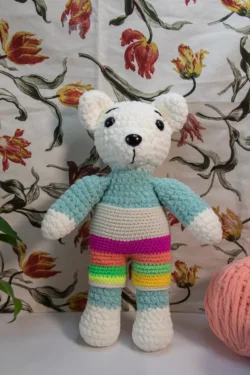 Ourson au crochet avec un pantalon coloré