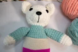 Ourson au crochet avec un pantalon coloré