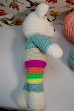 Ourson au crochet avec un pantalon coloré